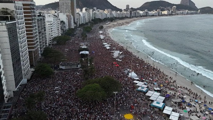 A drone view shows people attending a demonstration against PEC 3/2021, known as the 'PEC da Blindagem' (Shield PEC), approved this week by Congress, and against a proposed Amnesty Bill that would change penalties for those convicted of plotting a coup, set for a vote next week, at Copacabana beach in Rio de Janeiro, Brazil September 21, 2025. REUTERS/Pilar Olivares