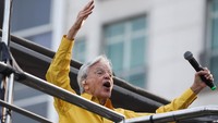 Penyanyi legendaris Caetano Veloso tampil di hadapan puluhan ribu orang di Rio, menggaungkan perlawanan terhadap kebijakan kontroversial tersebut. Foto: REUTERS/Pilar Olivares