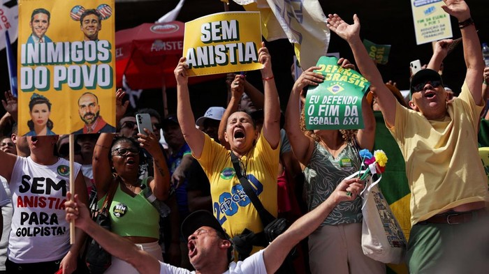 Ribuan Warga Brasil Penuhi Jalan, Serukan Tolak Amnesti Bolsonaro A drone view shows a protest against the PEC 3/2021, known as 'PEC da Blindagem' (Shield PEC), approved this week on the Congress and against the Amnesty Bill that changes the penalties for those convicted of planning a coup and the coup plotters, which will be voted next week, in Sao Paulo, Brazil September 21, 2025. REUTERS/Amanda Perobelli