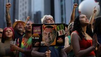 Para pengunjuk rasa menargetkan apa yang disebut RUU Perisai—yang akan mempersulit penuntutan anggota parlemen—dan proposal amnesti terpisah bagi mereka yang terlibat dalam upaya kudeta 2023, termasuk mantan Presiden Jair Bolsonaro, yang baru-baru ini dijatuhi hukuman 27 tahun penjara atas perannya dalam upaya tersebut. Para kritikus berpendapat bahwa langkah-langkah tersebut melindungi pejabat yang korup dan mengancam demokrasi. Foto: REUTERS/Amanda Perobelli