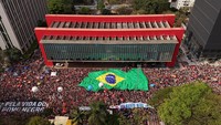 Aksi protes musikal juga diwarnai pertunjukan dari Gilberto Gil dan Chico Buarque yang pernah menjadi ikon pawai anti-diktator di masa lalu. Foto: REUTERS/Amanda Perobelli