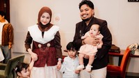 Punya tiga anak, Indah Ningtyas mendoakan Rigen dalam hal rezeki. Harus gacor kerja ya secara anaknya tiga. Tapi alhamdulillah rezeki mengalir bersama anak-anak. Kita percaya apa yang kita dapat sekarang itu rezeki anak-anak. Setiap anak punya rezekinya, tuturnya. (Foto: dok Instagram rigensih)