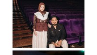 Indah Ningtyas lalu ditanya soal rasa cemburu saat Rigen beradu akting dengan wanita seksi. Gak jealous banget sih, yang wajar saja sih. Tapi ya adalah jealous-nya, katanya. (Foto: dok Instagram indhningtys)