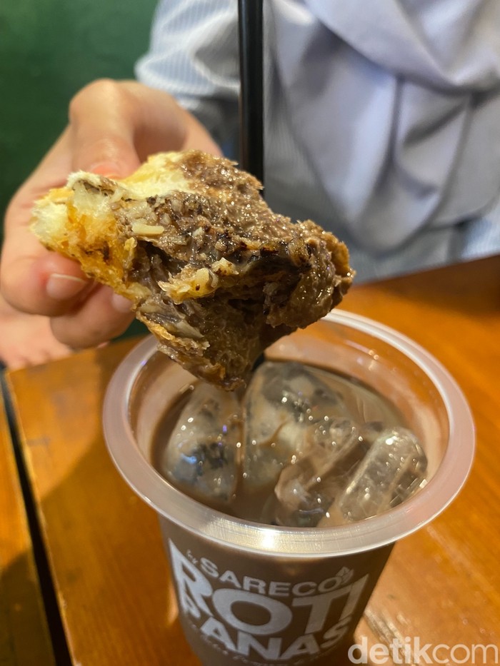 Kedai Merah: Kafe yang menawarkan roti panas aneka rasa di Suryakencana