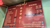 Ini daftar menu yang ditawarkan oleh Kedai Merah. Mulai dari roti panas polos hingga isi smoked beef cheese. Harganya terjangkau, mulai dari Rp 18.000-an. Foto: Yenny Mustika Sari/detikcom