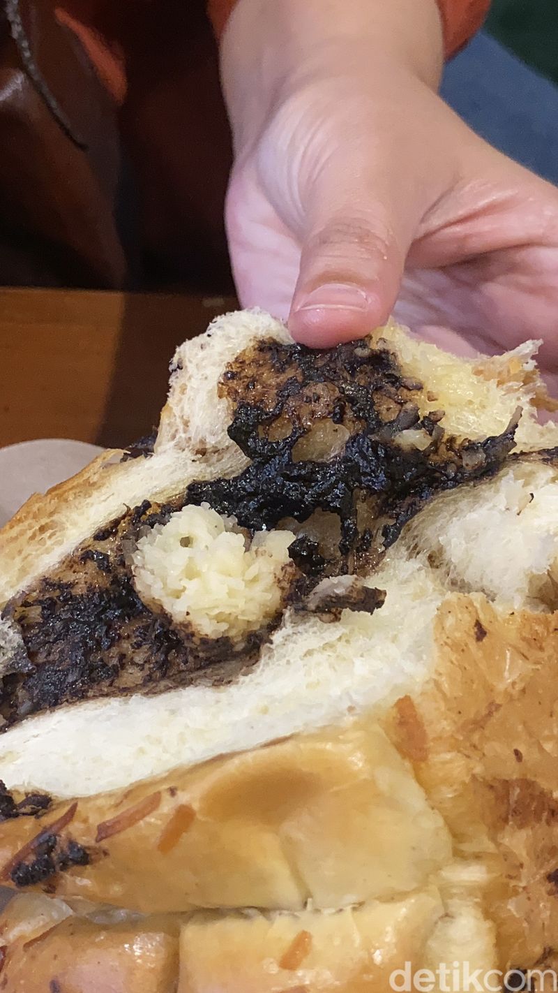Kedai Merah: Kafe yang menawarkan roti panas aneka rasa di Suryakencana
