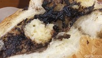Tim detikFood membeli roti panas varian manis Cokelat Keju seharga Rp 28.000. Isian cokelat kejunya cukup merata di bagian dalam roti. Untuk cokelatnya menggunakan meises yang disebar bersama keju parut. Foto: Yenny Mustika Sari/detikcom