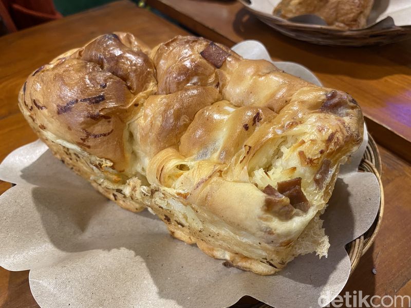 Kedai Merah: Kafe yang menawarkan roti panas aneka rasa di Suryakencana