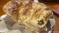 Roti Smoked Beef Cheese (Rp 35.000) juga termasuk yang populer di Kedai Merah. Isian kejunya melimpah, begitu juga dengan potongan kecil smoked beef yang terdapat dalam isi maupun topping. Foto: Yenny Mustika Sari/detikcom