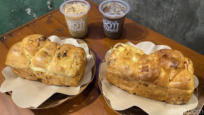 Kedai Merah: Kafe yang menawarkan roti panas aneka rasa di Suryakencana