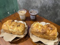Kedai Merah: Cobain Roti Panas Isi Cokelat Keju yang Hits di Suryakencana