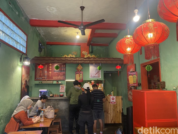 Kedai Merah: Kafe yang menawarkan roti panas aneka rasa di Suryakencana