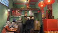 Beberapa pajangan ala China juga menghiasi setiap sudut Kedai Merah. Bagian langit-langitnya dihiasi lampion merah membuat suasana lebih meriah. Untuk menikmati roti panas juga disediakan area duduk. Foto: Yenny Mustika Sari/detikcom