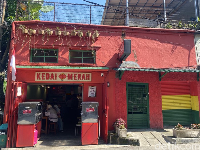 Kedai Merah: Kafe yang menawarkan roti panas aneka rasa di Suryakencana