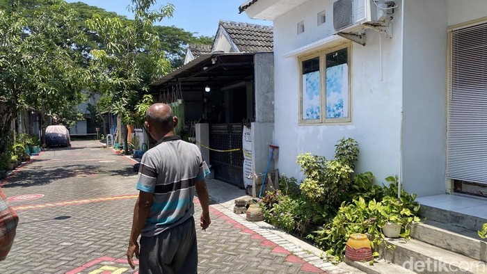 Rumah Ika Rahmawati (43) tewas diduga dibunuh di rumahnya kawasan Perum Banjardowo Baru, Karangroto, Kecamatan Genuk, Semarang.