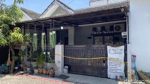 Rumah Ika Rahmawati (43) tewas diduga dibunuh di rumahnya kawasan Perum Banjardowo Baru, Karangroto, Kecamatan Genuk, Semarang.
