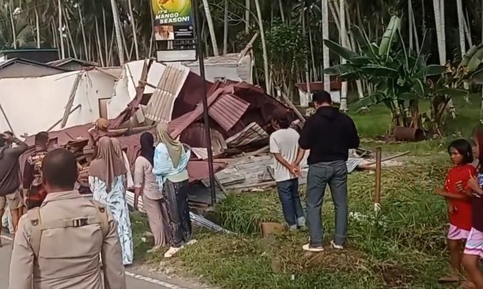 Rumah pelaku pembunuhan karyawati koperasi di Pasangkayu dibongkar keluarga korban.