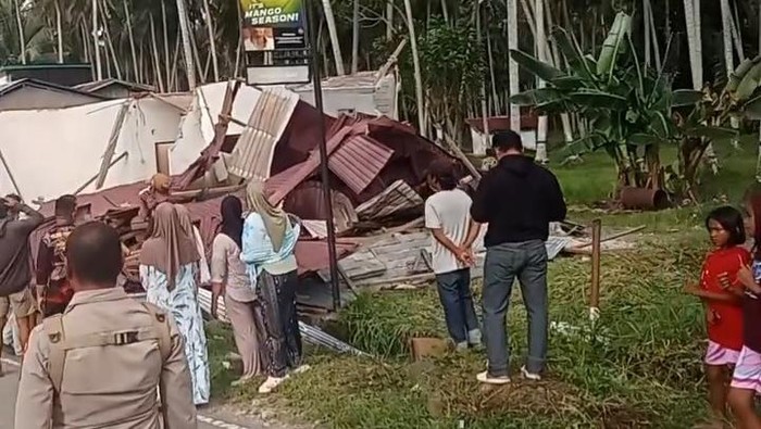 Rumah pelaku pembunuhan karyawati koperasi di Pasangkayu dibongkar keluarga korban.