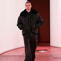 Romeo Beckham, anak kedua David Beckham dan Victoria Beckham, debut di London Fashion Week untuk koleksi Fall/Winter 2025. Pria yang sempat menjajal dunia sepakbola ini tampil mengenakan busana serba hitam dengan padanan jaker parka, kemeja dan celana. Foto: Instagram/@hm