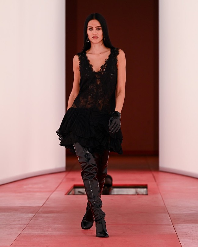 Runway H&M di London Fashion Week dihiasi wajah-wajah tak asing. Merekan adalah anak-anak selebriti yang kerap dijuluki nepo baby. Foto: Instagram/@hm