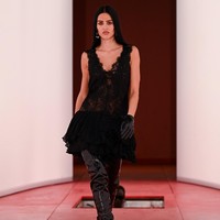 Runway H&M di London Fashion Week dihiasi wajah-wajah tak asing. Merekan adalah anak-anak selebriti yang kerap dijuluki nepo baby. Foto: Instagram/@hm