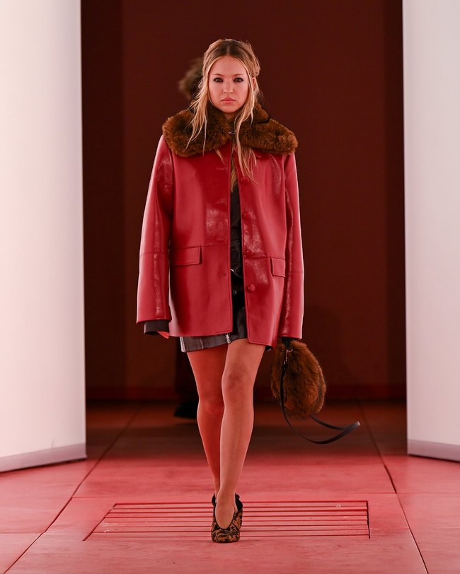 Mengikuti jejak ibunya, Kate Moss, Lila Moss juga makin eksis di dunia modeling. Berjalan untuk H&M wanita 22 tahun ini mengenakan jaket kulit merah dengan aksen bulu di kerah yang melapisi gaun hitam di baliknya. Foto: Instagram/@hm