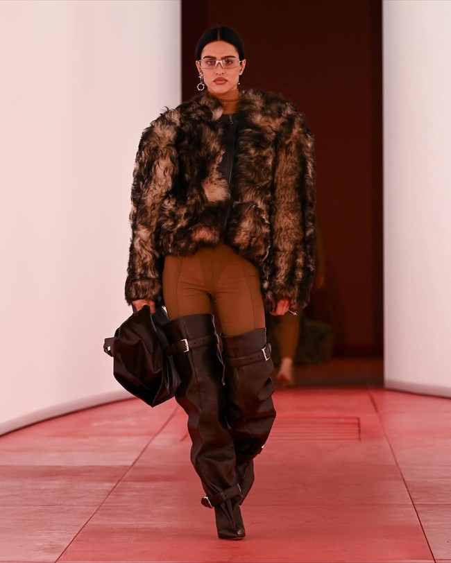 Amelia Gray Hamlin juga mengisi panggung runway dari kalangan ‘nepo baby’. Dia adalah putri dari bintang reality show Real Housewives of Beverly Hills’ Lisa Rinna dan aktor Harry Hamlin. Foto: Instagram/@hm