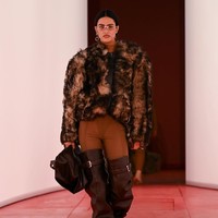 Amelia Gray Hamlin juga mengisi panggung runway dari kalangan ‘nepo baby’. Dia adalah putri dari bintang reality show Real Housewives of Beverly Hills’ Lisa Rinna dan aktor Harry Hamlin. Foto: Instagram/@hm