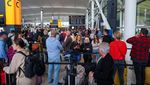 Saat Gangguan Siber Lumpuhkan Bandara Heathrow, Penumpang Antre Mengular