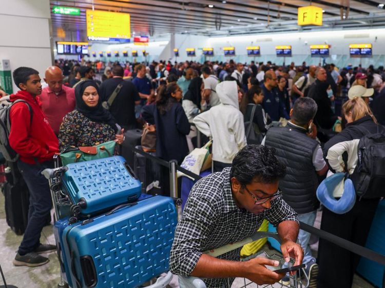 Saat Gangguan Siber Lumpuhkan Bandara Heathrow, Penumpang Antre Mengular