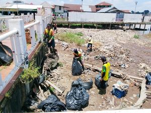 Tumpukan Sampah Cemari Kawasan Wisata Kampung Kapitan Palembang Dibersihkan