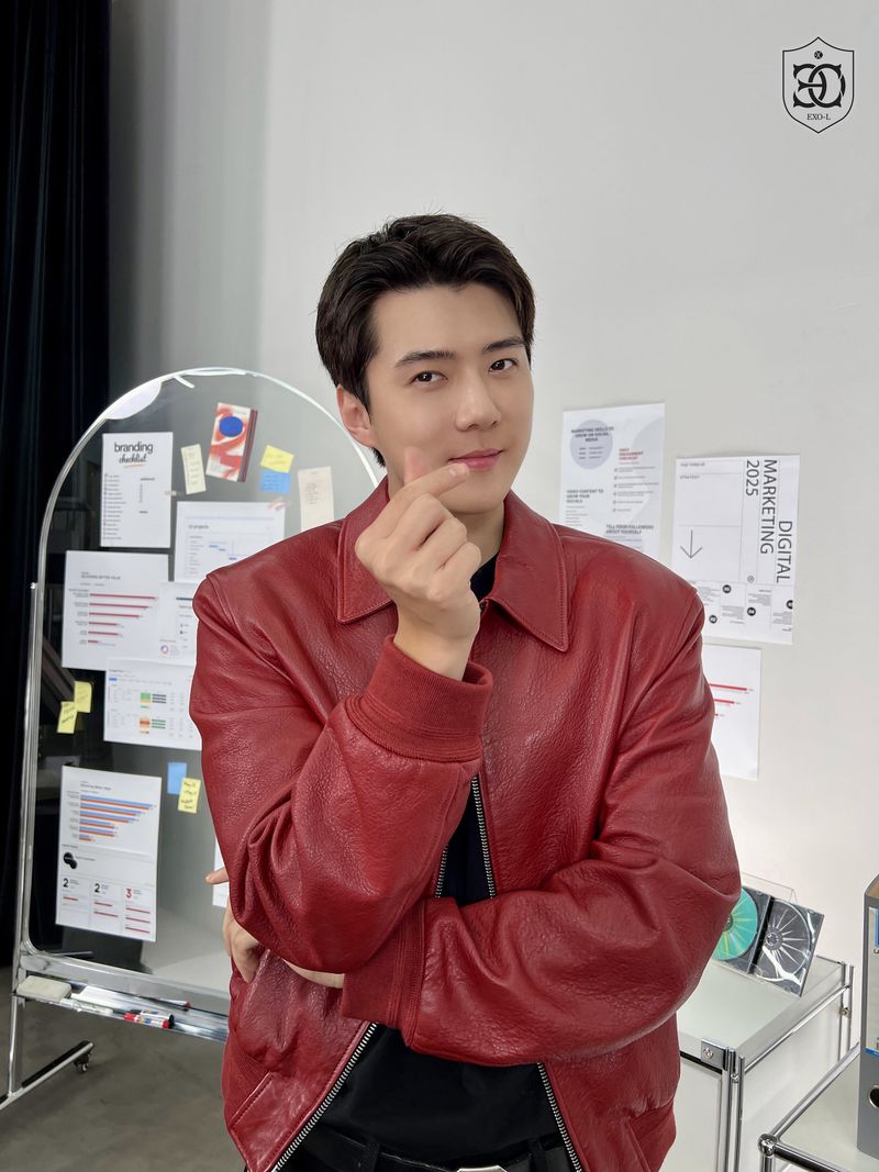 Penampilan perdana Sehun EXO setelah menyelesaikan wajib militer.