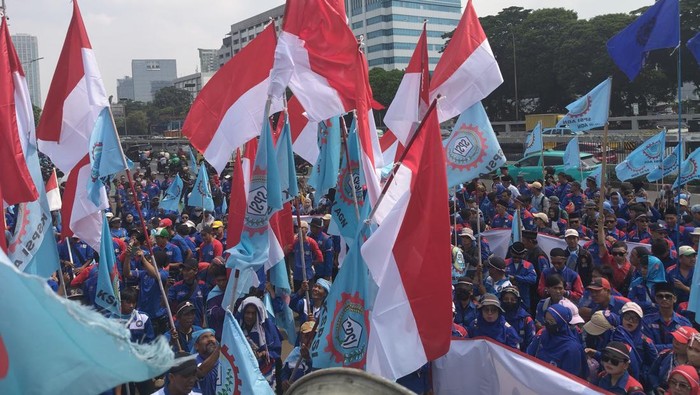 Sejumlah buruh menggelar demo di depan DPR hari ini Senin (22/9/2025). (dok. ist)
