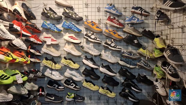Sepatu Impor Bekas-Baru di Pasar Jembatan Item, Jatinegara, Jakarta Timur dan Pasar Poncol, Senen, Jakarta Pusat pada Jumat (19/9/2025). (CNBC Indonesia/Chandra Dwi Pranata)