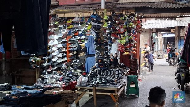 Sepatu Impor Bekas-Baru di Pasar Jembatan Item, Jatinegara, Jakarta Timur dan Pasar Poncol, Senen, Jakarta Pusat pada Jumat (19/9/2025). (CNBC Indonesia/Chandra Dwi Pranata)