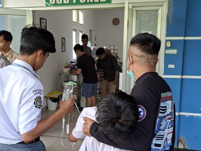 Siswa SMK di KBB Dibawa ke rumah sakit usai diduga keracunan MBG