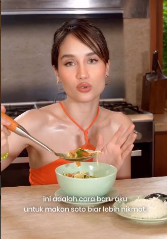 Soto Sehat! Cinta Laura Bikin 'Shodow' Pakai Madu dan Bayam
