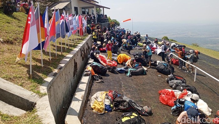 Suasana take off atlet paralayang di Batudua, Gunung Lingga, Kecamatan Cisitu, Sumedang.