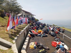 Kendala Arah Angin, Pilot Paralayang Batal Mengudara di Sumedang