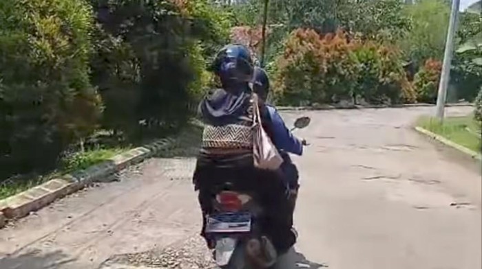 Tak hanya memadamkan api, petugas damkar di Cileungsi, Bogor, Jawa Barat, juga membantu mengantar seorang warga pulang karena masalah kesehatan. (dok Damkar Kab Bogor)