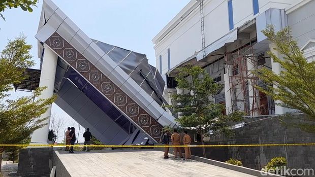 Teras KPT Brebes yang ambruk dipasang garis polisi, Senin (22/9/2025).