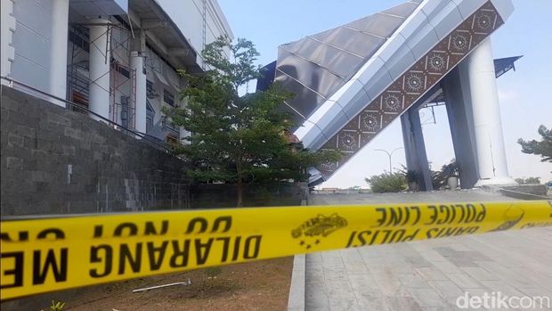 Teras KPT Brebes yang ambruk dipasang garis polisi, Senin (22/9/2025).