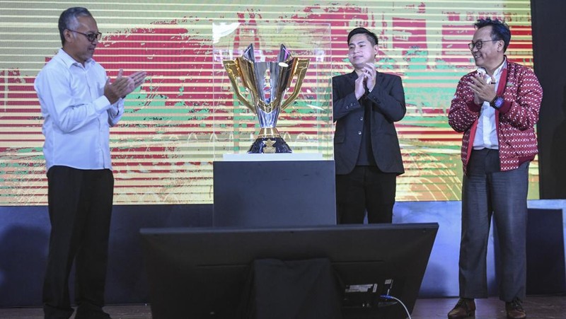 Staf Ahli Menteri Bidang Hubungan Pusat, Daerah dan Internasional Kemenpora Suyadi Pawiro (kedua kiri) bersama Dewan Pakar Persatuan Besar Esports Indonesia (PBESI) Bambang Mugono (kanan) dan Asisten Deputi Sentra Pembinaan Olahragawan Muda Kemenpora Muhammad Aziz Ariyanto (kiri) melepas tim esports Indonesia di Jakarta, Senin (22/9/2025). Kemenpora dan PBESI melepas empat tim esports Indonesia yang akan berlaga di Grand Finals Free Fire World Series (FFWS) Southeast Asia 2025 Fall di Thailand untuk memperebutkan tiket FFWS Global Finals 2025 yang akan berlangsung di Jakarta. ANTARA FOTO/Hafidz Mubarak A