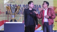 Staf Ahli Menteri Bidang Hubungan Pusat, Daerah dan Internasional Kemenpora Suyadi Pawiro (kedua kiri) bersama Dewan Pakar Persatuan Besar Esports Indonesia (PBESI) Bambang Mugono (kanan) dan Asisten Deputi Sentra Pembinaan Olahragawan Muda Kemenpora Muhammad Aziz Ariyanto (kiri) melepas tim esports Indonesia di Jakarta, Senin (22/9/2025). Kemenpora dan PBESI melepas empat tim esports Indonesia yang akan berlaga di Grand Finals Free Fire World Series (FFWS) Southeast Asia 2025 Fall di Thailand untuk memperebutkan tiket FFWS Global Finals 2025 yang akan berlangsung di Jakarta. ANTARA FOTO/Hafidz Mubarak A