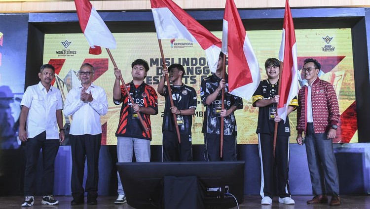 Staf Ahli Menteri Bidang Hubungan Pusat, Daerah dan Internasional Kemenpora Suyadi Pawiro (kedua kiri) bersama Dewan Pakar Persatuan Besar Esports Indonesia (PBESI) Bambang Mugono (kanan) dan Asisten Deputi Sentra Pembinaan Olahragawan Muda Kemenpora Muhammad Aziz Ariyanto (kiri) melepas tim esports Indonesia di Jakarta, Senin (22/9/2025). Kemenpora dan PBESI melepas empat tim esports Indonesia yang akan berlaga di Grand Finals Free Fire World Series (FFWS) Southeast Asia 2025 Fall di Thailand untuk memperebutkan tiket FFWS Global Finals 2025 yang akan berlangsung di Jakarta. ANTARA FOTO/Hafidz Mubarak A