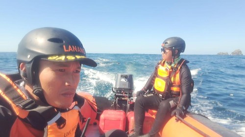 Tim SAR Mataram melakukan pencarian pemuda asal Lombok Timur hilang terseret ombak di Pantai Orong Bukal, Kecamatan Sekotong, Lombok Barat. (Dok. SAR Mataram)