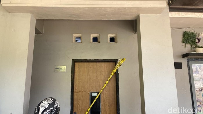 Lokasi pembunuhan pengusaha gadai di Genuk Semarang digaris polisi, Senin (22/9/2025).