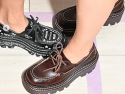 Tren Sepatu 2026 dari New York Fashion Week: Sandal Jepit Naik Kelas