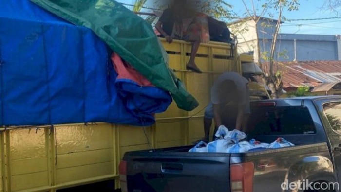 Truk bermuatan 1.650 liter miras jenis moke saat diamankan di Kota Kupang, NTT.