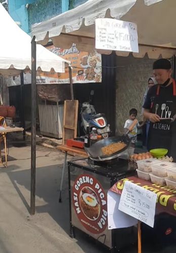 Auto Viral! Penjual Nasi Goreng Masak Pakai Robot di Depan Pembeli